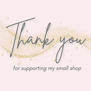 Puede incluir: Gr&aacute;fico digital con las palabras "Thank you" en un estilo manuscrito, con la frase "for supporting my small shop" debajo. El fondo es rosa suave con acentos de purpurina dorada.