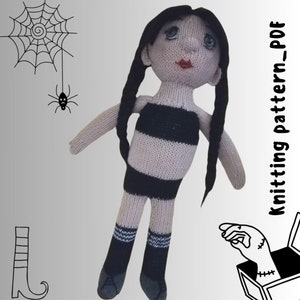Peut inclure: Poupée tricotée avec des vêtements rayés noirs et blancs et de longs cheveux noirs. La poupée est debout sur un fond blanc avec une toile d'araignée et une araignée en arrière-plan. Le texte "Knitting pattern - PDF" est dans le coin supérieur droit de l'image.