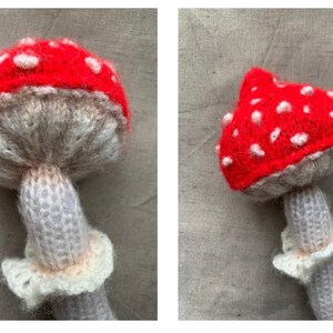 Pu&ograve; includere: Giocattolo a forma di fungo lavorato a mano con un cappello rosso a pois bianchi. Il fungo ha un gambo grigio e un volant bianco alla base del cappello. Il giocattolo &egrave; fatto di filato morbido ed &egrave; un oggetto decorativo stravagante.