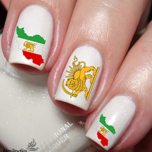 Puede incluir: Uñas blancas con arte de uñas que presenta la bandera iraní y el escudo de armas de Irán. La bandera es verde, blanca y roja con un emblema estilizado de un león y un sol. El escudo de armas es un león dorado con una espada y un sol.