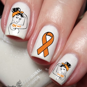 Puede incluir: Esmalte de uñas blanco con una cinta naranja y arte de uñas en blanco y negro con una mujer con el texto "MS" y "2MX".