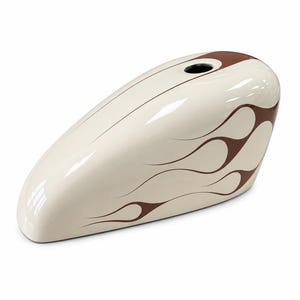 Könnte beinhalten: Cremefarbener Motorradtank mit glänzendem Finish. Er hat ein braunes Flammendesign an der Seite und einen braunen Akzent auf der Oberseite. Der Tank hat eine stromlinienförmige, längliche Form und eine kleine Öffnung.