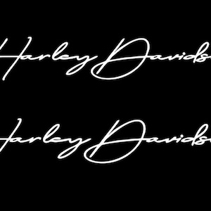 以下が含まれることがあります： 黒い背景に白い筆記体で書かれた2つのハーレーダビッドソンのロゴ。このスクリプトは、流れるようなエレガントなスタイルで書かれた「ハーレーダビッドソン」の文字を使った、様式化された筆記体フォントです。