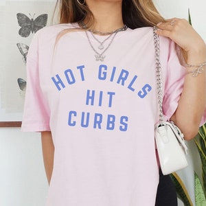 T-shirt surdimensionné Hot Girls Hit Cubs T-shirt Hot Girls Hit Curbs T-shirt Passenger Princess Gen Z T-shirt surdimensionné Hot Girls Hit Cubs T-shirt Comfortcolors