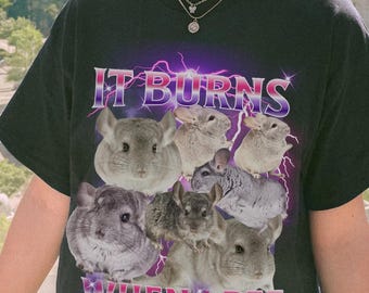 Könnte beinhalten: Ein schwarzes T-Shirt mit einem Aufdruck von Chinchillas und dem Text "It Burns When I Pee" in lila und pinkfarbenen Blitzen.