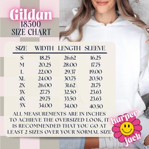 Puede incluir: Una tabla de tallas Gildan 18500 blanca con medidas en pulgadas para varias tallas, incluyendo dimensiones de ancho, largo y manga. La tabla recomienda subir una talla para un ajuste oversize. La imagen incluye el texto "harper jack".