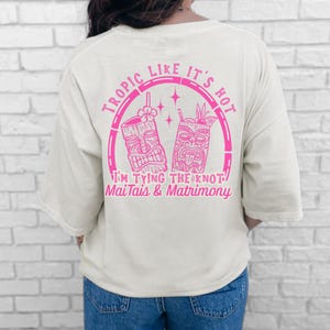Tropic Like Its Hot Bachelorette Bride Tribe Tiki Bachelorette Magliette da addio al nubilato Festa di addio al nubilato a Miami Merchandising per addio al nubilato immagine 4