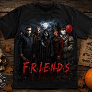 Può includere: Una t-shirt nera con una stampa grafica di cinque personaggi di film horror in piedi sotto una luna piena. La parola FRIENDS è stampata in basso con un carattere rosso gocciolante simile al sangue. Il design include Michael Myers, Jason Voorhees, Ghostface, Freddy Krueger e Pennywise.