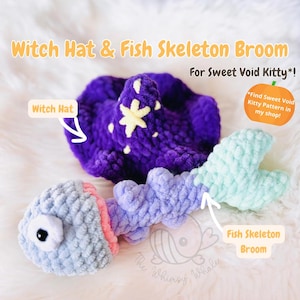 Puede incluir: Un sombrero de bruja de crochet morado con una estrella amarilla en la parte superior y una escoba de esqueleto de pez de crochet azul claro y verde. El texto "Witch Hat & Fish Skeleton Broom" está en la parte superior de la imagen. El texto "For Sweet Void Kitty!" está debajo de la escoba. El texto "*Find Sweet Void Kitty Pattern in my shop!" está en la esquina superior derecha de la imagen.