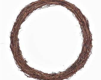 Può includere: Una ghirlanda circolare fatta di rametti marroni intrecciati, perfetta per l'arredamento stagionale della casa. La ghirlanda è posta su uno sfondo bianco, evidenziando la sua consistenza naturale e il suo fascino rustico. Ideale per l'artigianato o come elemento decorativo.