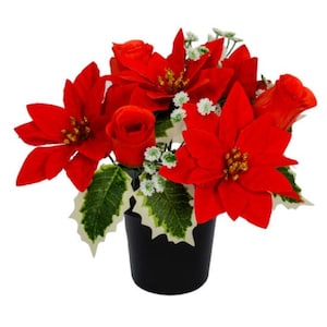 Pode incluir: Um arranjo de flores artificiais em um vaso preto, com poinsettias vermelhas e rosas, com gipsofila branca.