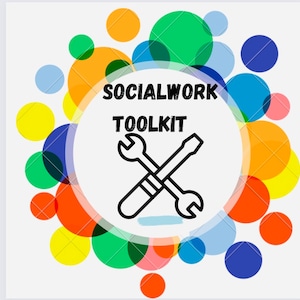 以下が含まれることがあります： レンチとドライバーが交差したカラフルなイラストで、白い円の中に「SOCIALWORK TOOLKIT」というテキストが書かれており、その周りを虹色の円が囲んでいます。