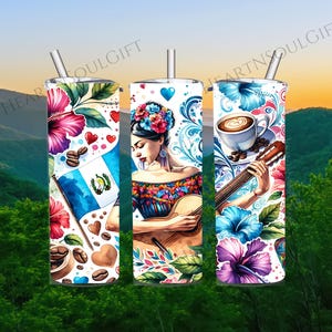 Pode incluir: Três copos de aço inoxidável com designs diferentes. O primeiro copo apresenta uma bandeira guatemalteca, grãos de café e corações. O segundo copo apresenta uma mulher tocando violão com um design floral. O terceiro copo apresenta uma xícara de café, um violão e um design floral.
