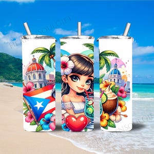 Pu&ograve; includere: Un bicchiere in acciaio inossidabile bianco con un design colorato che presenta una ragazza dei cartoni animati, una scena di isola tropicale e una bandiera portoricana. Il design include palme, fiori, un edificio e un cocktail.