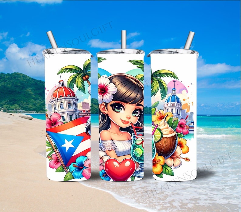 Pu&ograve; includere: Un bicchiere in acciaio inossidabile bianco con un design colorato che presenta una ragazza dei cartoni animati, una scena di isola tropicale e una bandiera portoricana. Il design include palme, fiori, un edificio e un cocktail.