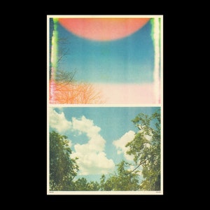 Peut inclure: Une carte postale de style vintage avec deux images. L'image du haut montre un ciel bleu avec des nuages roses et orange. L'image du bas montre un ciel bleu avec des nuages blancs et des arbres verts.