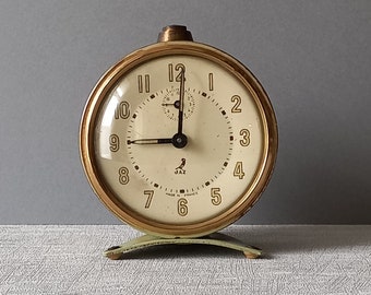 Franse vintage wekker van Jaz, mechanische klok uit het midden van de eeuw, pastelgroene tikkende klok