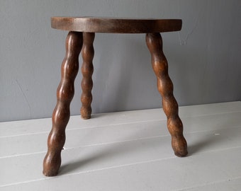 tabouret vintage en bois avec trois pieds en bois tourné, décor de ferme rustique, support de plante