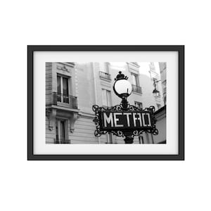Paris Street Photography – Urban Wall Art Print – City Scene in Black & White – Fine Art Photo - Arrêt sur Paris