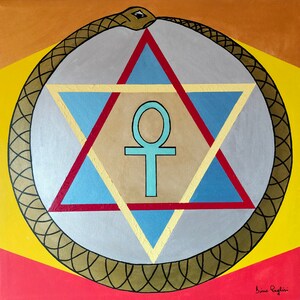 Könnte beinhalten: Ein Gemälde einer goldenen Schlange mit einem blauen und roten sechszackigen Stern im Inneren. Der Stern hat ein hellblaues Ankh-Symbol in der Mitte. Der Hintergrund ist gelb, orange und rot.