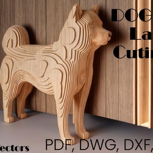 Puede incluir: Una escultura de perro de madera, cortada con láser en un estilo en capas, de pie contra un fondo de panel de madera. El texto "DOG for Laser Cutting" se muestra sobre la escultura. El texto "EasyVectors PDF, DWG, DXF, EPS" se muestra debajo de la escultura.