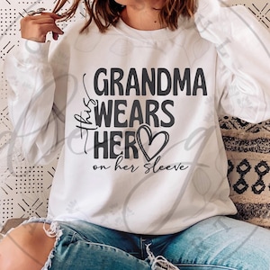 Diese Oma trägt ihr Herz auf ihrem Ärmel SVG, PNG, Oma Shirt Design, Muttertag SVG, Oma svg, Oma Valentine svg, Nana svg
