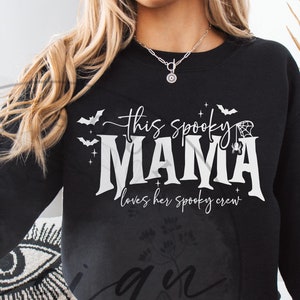 Spooky Mama SVG PNG、Loves Her Spooky Crew svg、ハロウィン svg、Mom Halloween svg、ハロウィン Cricut ファイル、ハロウィン シャツ、Momster svg
