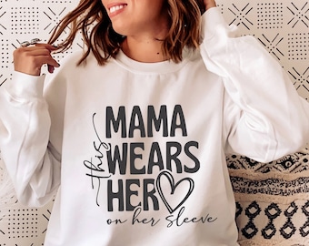 Denna mamma bär sitt hjärta på ärmen SVG, PNG, mammatröjadesign, mors dag SVG, moderskapssvg, mamma alla hjärtans dag-svg, mammalivssvg