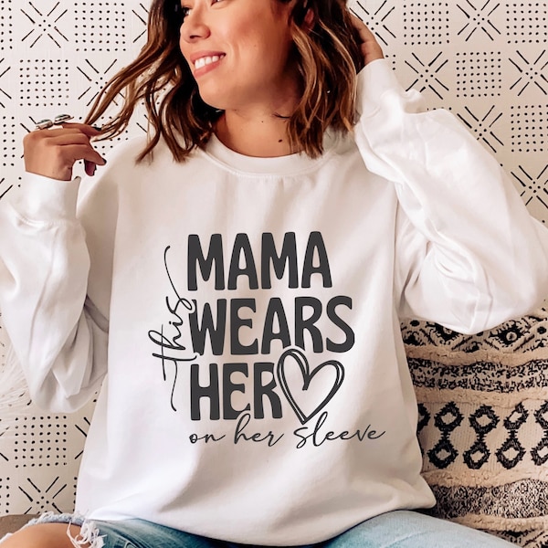Cette maman porte son coeur sur sa manche SVG, PNG, conception de chemise maman, fête des mères SVG, SVG maternité, maman Saint-Valentin, maman vie Svg