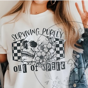 Puur overleven SVG PNG, overleven moederschap svg, dropout zacht ouderschap svg, skelet svg, grappige moeder svg, trendy svg