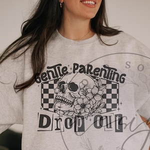 Sanfte Elternschaft Dropout sarkastische Mama SVG PNG, Narky Retro Schädel trendige Mama Skelett Design, Retro Mutterschaft svg, lustige Mama svg, Mom Humor