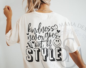 Puede incluir: Una camiseta blanca con el texto "kindness never goes out of style" en negro. El texto está estilizado con corazones, rayos y una carita sonriente.