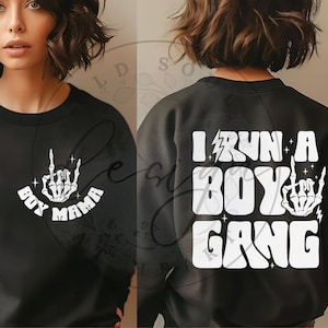 Gestisco una banda di ragazzi Fronte Retro SVG PNG, Boy Mom svg, Boy Mama svg, Scheletro svg, La vita è migliore con i miei ragazzi svg, Festa della mamma svg, Boy Mom Era