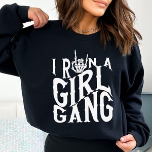 I Run a Girl Gang SVG PNG, Raising My Girl Gang SVG, Girl Mom SVG, golvende gestapelde tekst SVG, Badass Mama SVG, Trendy SVG, Mom of Girls SVG