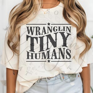 Wranglin Tiny Humans SVG PNG, svg maman, maman svg, svg garçon maman, petit dompteur humain svg, svg maman drôle, svg fête des mères, chemise maman