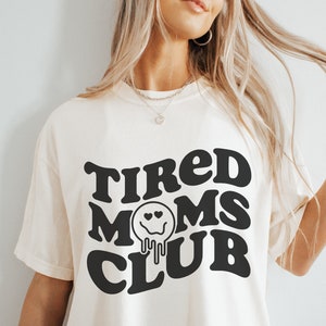 Fatigué Moms Club SVG PNG, Fatigué comme une mère svg, svg de la vie de maman, maman mode svg, svg de la fête des mères, maman ours svg, svg antisocial Moms Club