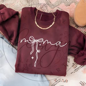 Maman SVG PNG, svg maman, maman coquette svg, svg maman noeud, fête des mères, svg garçon maman, svg maman fille, cette maman porte son coeur sur sa manche