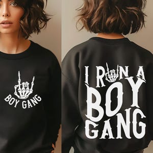 Ich laufe eine Jungen-Banden-Vorderseiten-Rückseite SVG PNG, Jungen-Mama-Svg, Jungen-Mama-Svg, Skelett-Svg, Das Leben ist besser mit meinen Jungen-Svg, Muttertags-Svg, Jungen-Mama-Ära