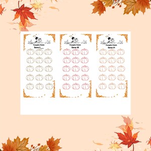 Puede incluir: Tres rastreadores de ahorro imprimibles de Pumpkin Patch con un tema otoñal. Cada rastreador presenta un gráfico de calabaza y el texto "Pumpkin Patch" y "Save $1", "Save $5", o "Save $__". El fondo está decorado con hojas de otoño.