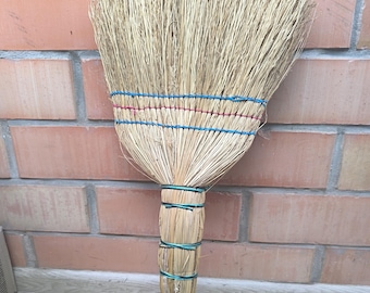Petit balai naturel, Balai fabriqué à la main, Outil de nettoyage rustique primitif, Balaie pour sol en paille, Idéal pour un usage quotidien, Cadeau pour hôte respectueux de l'environnement