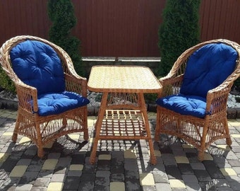 Rieten stoelen voor buiten met rieten tafel, tuinmeubelen, rieten fauteuil op het terras, rieten meubels voor in de achtertuin