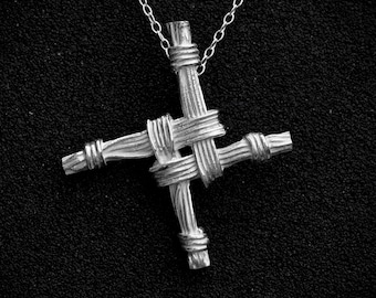 Collar con colgante de cruz de Brígida de plata, hecho a mano en Irlanda