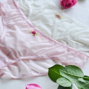 Calcinhas de tule diversas com rosas bordadas, Calcinhas bordadas à mão, Lingerie estilo rococó