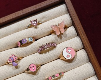 Verkäufer aus England! 8 Stück rosa pink niedlich klobige Ring Set Ringe, Gold Ring Set, Geschenk für sie Midi Ring Set, Boho Ringe, stapelbare Ringe, Boho