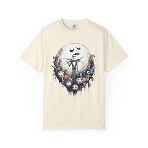 Camiseta de Halloween con colores reconfortantes, camiseta de Jack Skellington, top gráfico de estilo vintage, camiseta espeluznante de Pesadilla antes de Navidad, Halloween gótico imagen 2