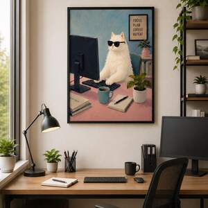 Könnte beinhalten: Ein gerahmter Wandkunstdruck mit einer weißen Katze mit schwarzer Sonnenbrille, die an einem Schreibtisch mit Computer, Tastatur, blauer Tasse und Notizbuch sitzt. Ein Schild an der Wand zeigt FOCUS PLAN COFFEE REPEAT vor blauem Hintergrund.