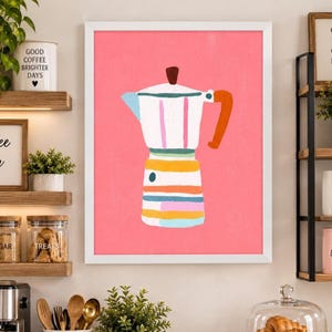 Puede incluir: Una lámina de arte mural enmarcada que presenta una ilustración estilizada de una cafetera moka centrada sobre un fondo rosa sólido. La cafetera es blanca con un pomo de tapa marrón, un asa naranja y rayas horizontales en amarillo, naranja, azul y rosa.