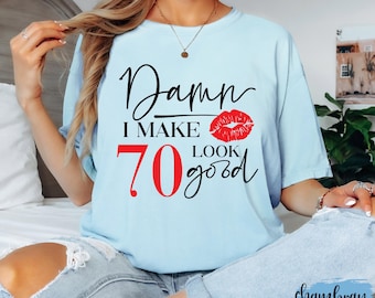 Camiseta "Damn I Make 70 Look Good", divertida camiseta de reina de 70 cumpleaños, top gráfico con colores cómodos, regalo atrevido para un hito, atuendo para fiesta de 70 años