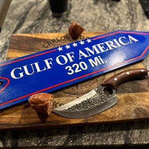 Gepersonaliseerde bestemmingsbord 'Golf van Amerika' | Op MAGA geïnspireerd ontwerp | Aangepaste kilometerstand | Handgeschilderde berken | 23 x 5 inch