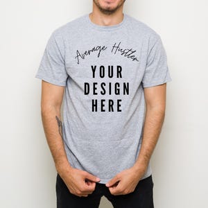 heren verguld grijs T-shirt mock-up mannelijk model verguld grijs shirt mock-up trendy grijs mock-up shirt